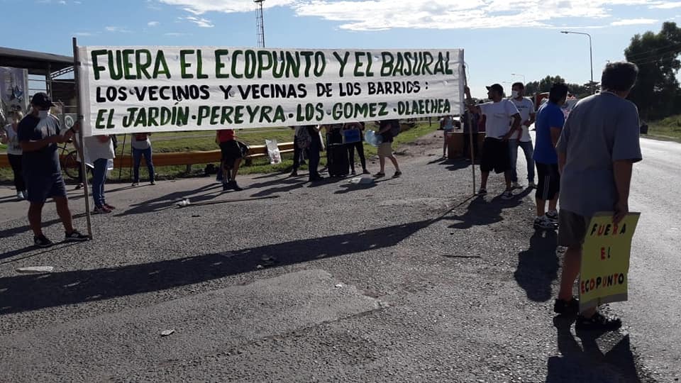 MERLO: CANSADOS DE LAS RATAS Y LOS HUMOS TOXICOS, VECINOS CORTARON LA ENTRADA DEL ECOPUNTO MUNICIPAL