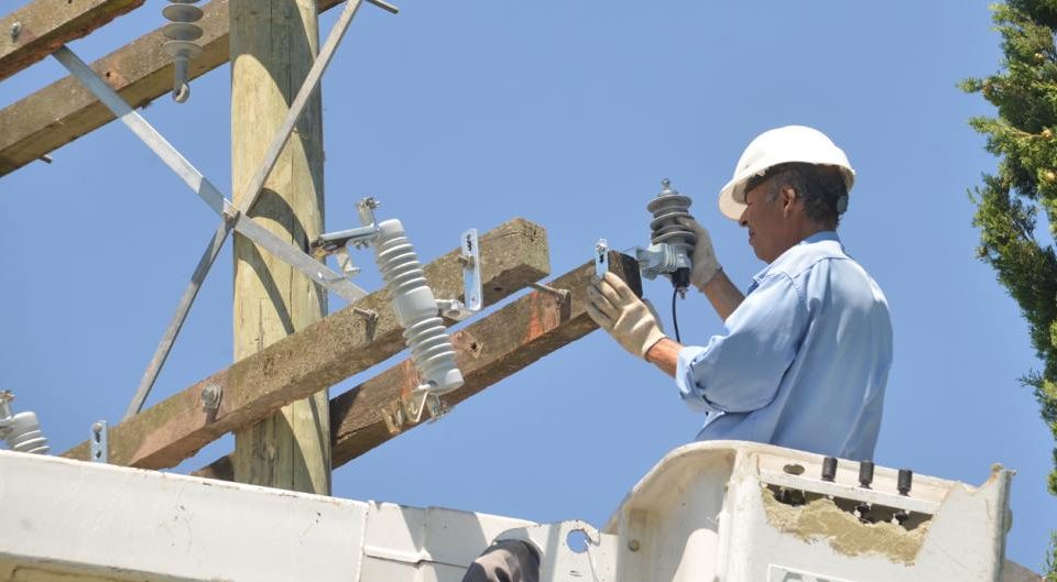 MORENO: LOS VIENTOS TIRARON POSTES DE LUZ Y CUANDO FUERON A ARREGLARLOS LE ROBARON AL SERVICIO TÉCNICO