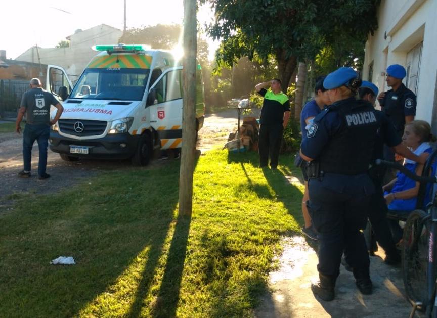 SE LE PRENDÍA FUEGO SU CASA EN CASTELAR Y CON LA COORDINACIÓN DEL CENTRO DE OPERACIONES Y MONITOREO LOS BOMBEROS LOGRARON SALVARLA