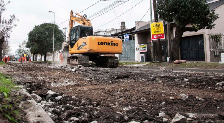 AVANZAN LOS TRABAJOS DE PAVIMENTACIÓN EN CALLES DE CASTELAR, EL PALOMAR Y HAEDO