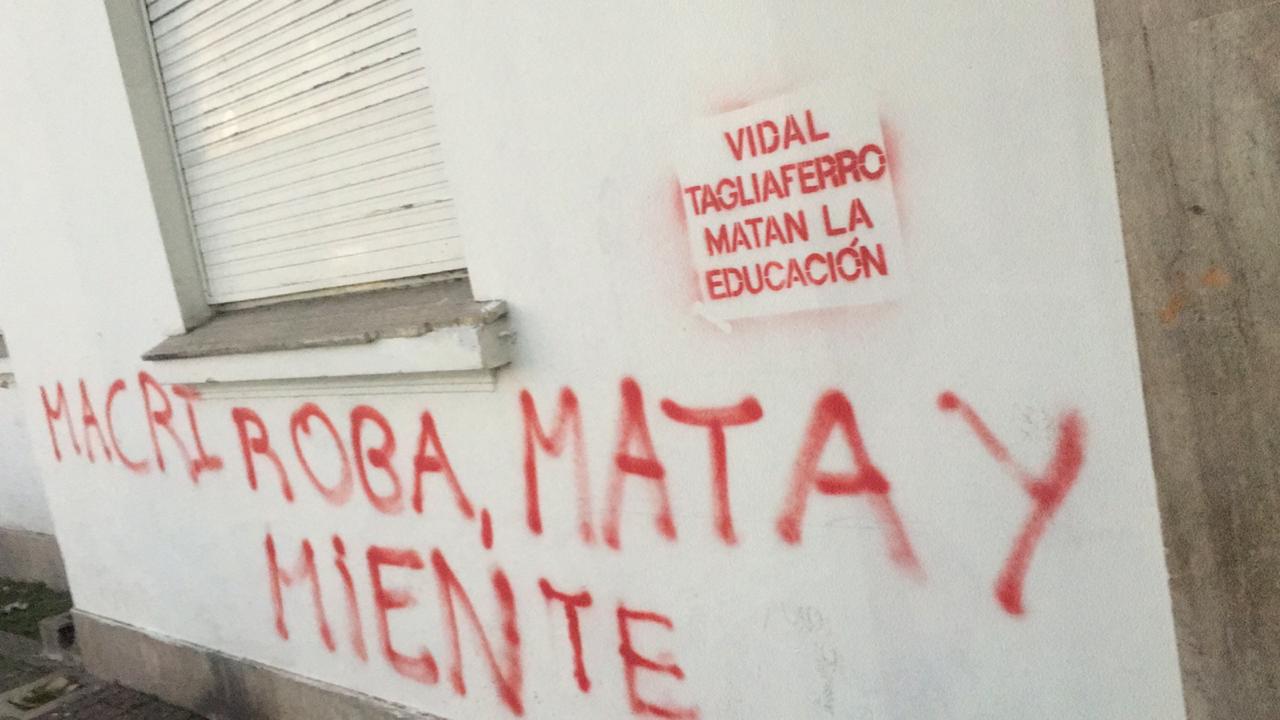 MORÓN: TAGLIAFERRO CONTRA LAS PINTADAS EN EL PALACIO MUNICIPAL