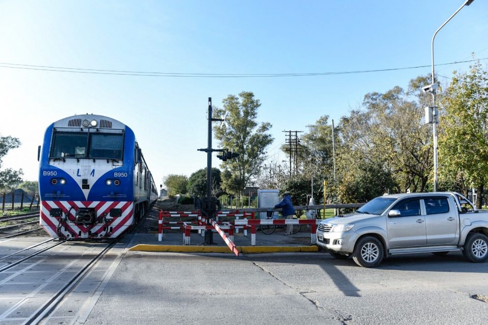 COMENZARÁN A HACER FOTOMULTAS POR CRUZAR CON LAS BARRERAS BAJAS: EVALÚAN IMPLEMENTARLAS EN MORÓN, TRES DE FEBRERO Y SAN MIGUEL