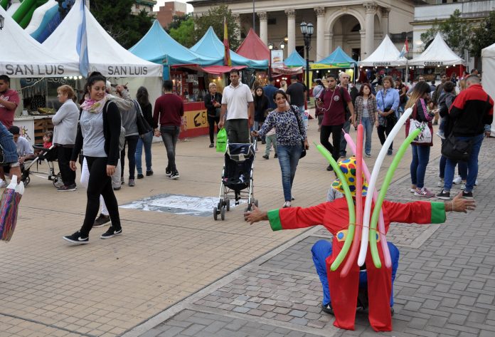 ACTIVIDADES PARA TODA LA FAMILIA: FERIA DE LAS COLECTIVIDADES EN LA PLAZA SAN MARTÍN