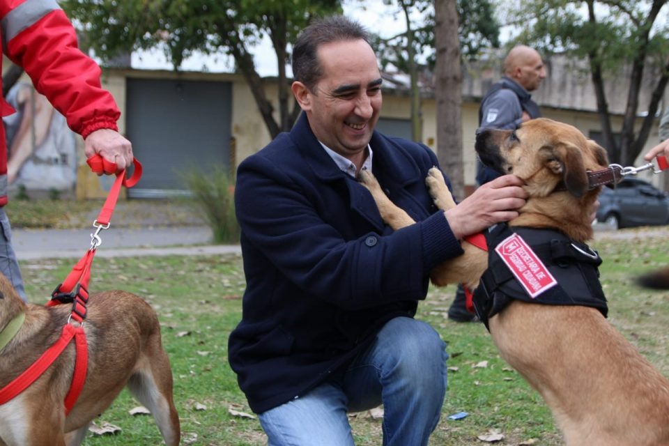 UNA UNIDAD CANINA EN MORÓN: TAGLIAFERRO PRESENTÓ A ÁMBAR Y NINA