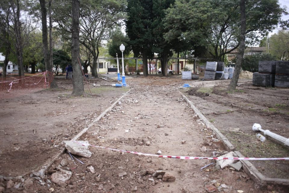 SIGUE LA RENOVACIÓN DE LAS PLAZAS DE TRES DE FEBRERO