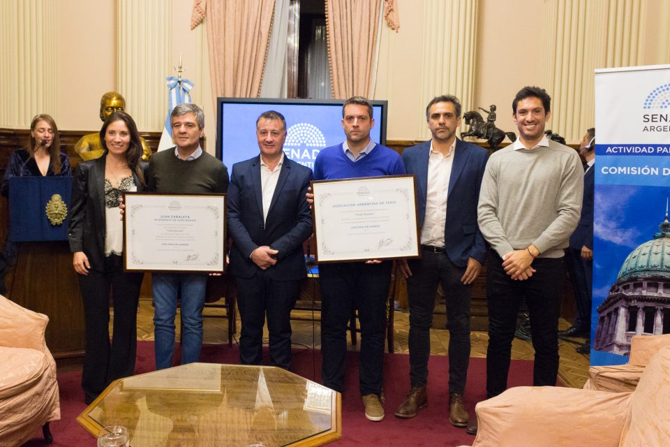 ZABALETA RECIBIÓ UN RECONOCIMIENTO DEL SENADO POR LA IMPLEMENTACIÓN DE TENIS SOCIAL EN LAS ESCUELAS