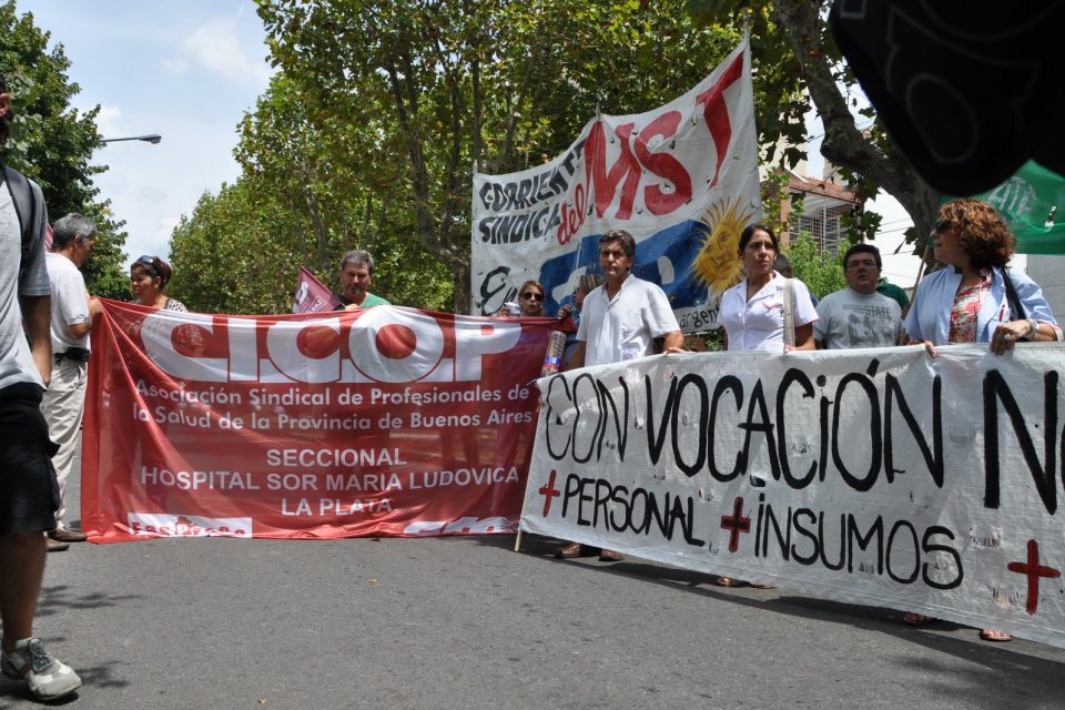 Profesionales de la salud denuncian que “la condición sanitaria ha empeorado y la atención en hospitales se ha reducido”