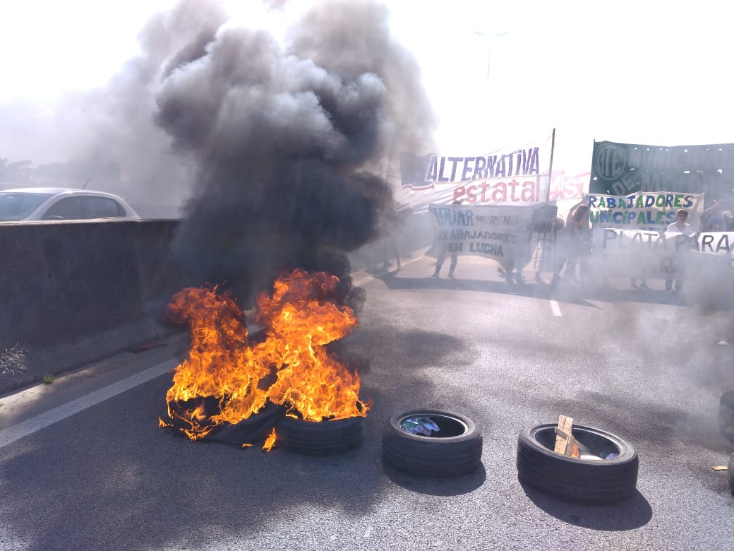 Caos vehicular por un corte en Acceso Oeste en Moreno: son los empleados municipales que reclaman por el aumento salarial