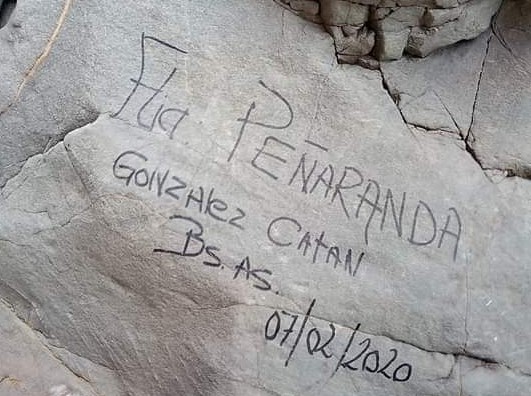 Vecinos de González Catán buscan a una familia que hizo graffitis en el Cañón del Atuel