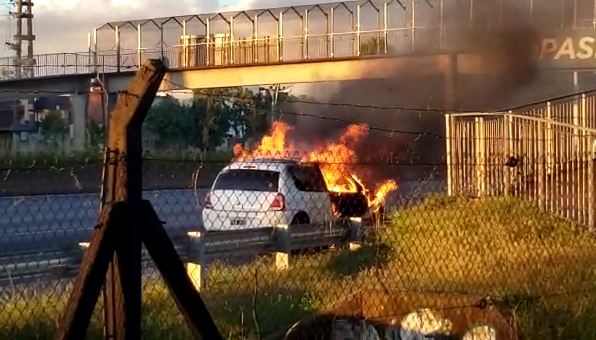 Se incendió un auto a metros de la bajada de Dolores Prats