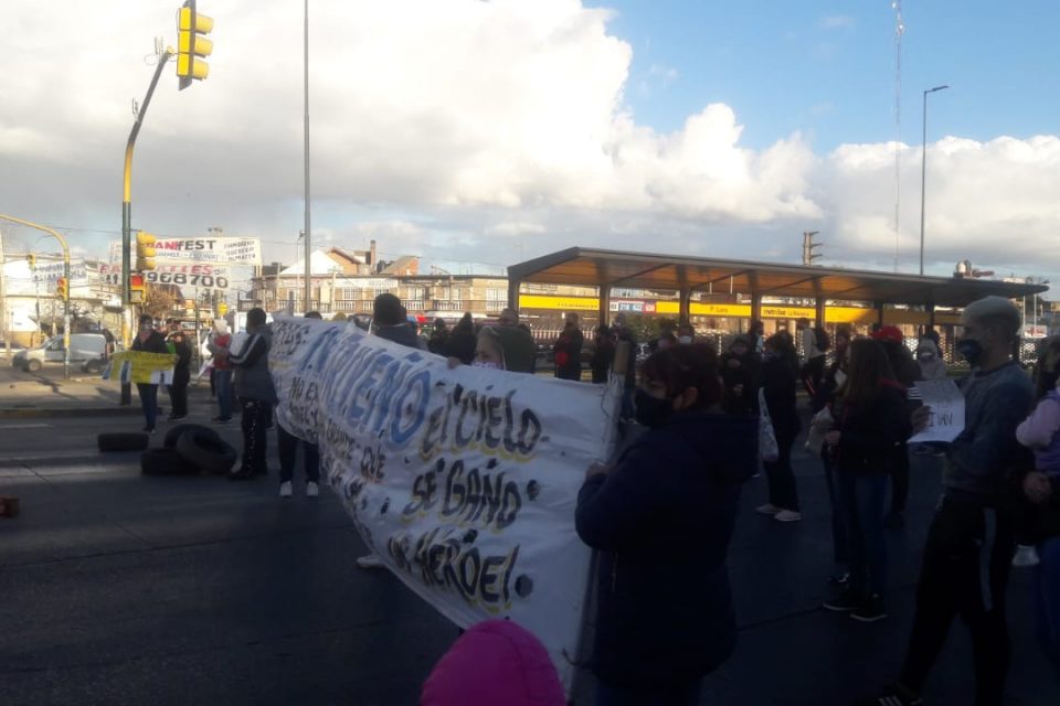 Familiares de Ivan Triveño, el policía asesinado por delincuentes en Laferrere, marchan para pedir por seguridad