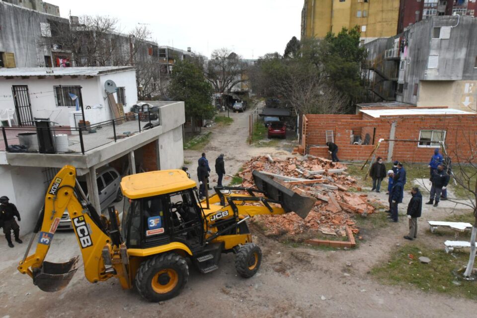 El Muncipio de Tres de Febrero demolió construcciones ilegales en una plaza tomada del Fuerte Apache