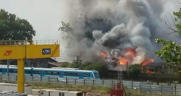 Se incendió un taller del tren Sarmiento en Haedo: Hubo que evacuar casas, aunque no se reportaron víctimas ni heridos