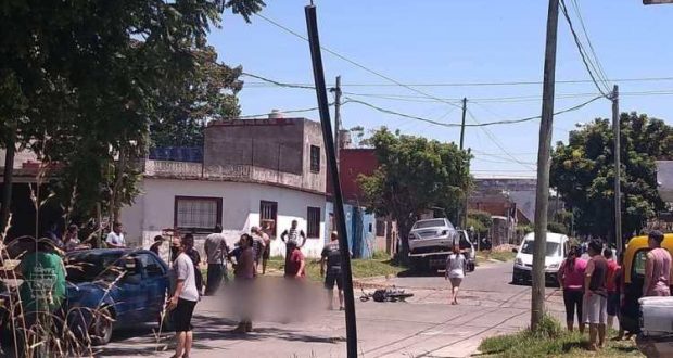 La Matanza: Un nene de 1 año y sus padres murieron al chocar de frente con la moto en que viajaban contra un camión