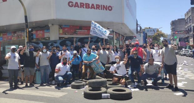 Trabajadores de Garbarino realizaron una protesta en Morón, Merlo y Laferrere por el pago de bono, aportes y aguinaldo