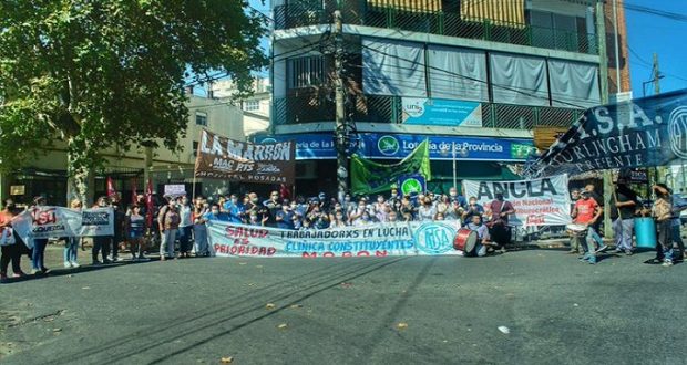 Empleados de la Clínica Constituyentes de Morón volvieron a manifestarse por reclamos salariales y condiciones laborales