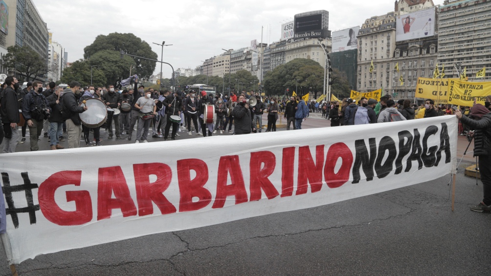 Trabajadores camioneros y mercantiles marchan por el pago de sueldos en Garbarino