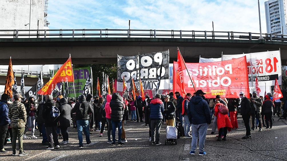 Trabajadores tercerizados protestan y bloquean el Puente Pueyrredón