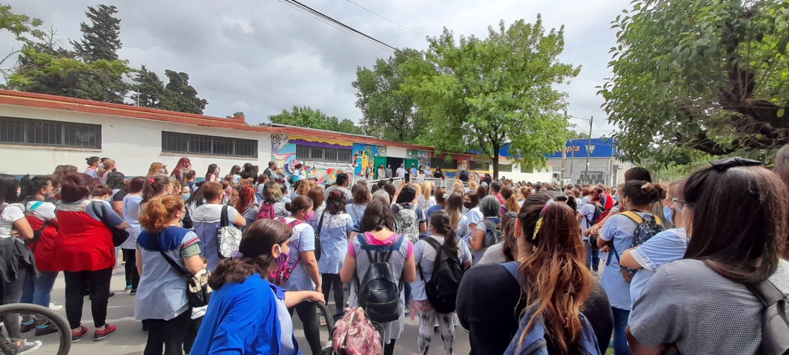 Escándalo en Moreno: Padres y trabajadores docentes cruzan marchas por las denuncias de abuso sexual en el Jardín 956