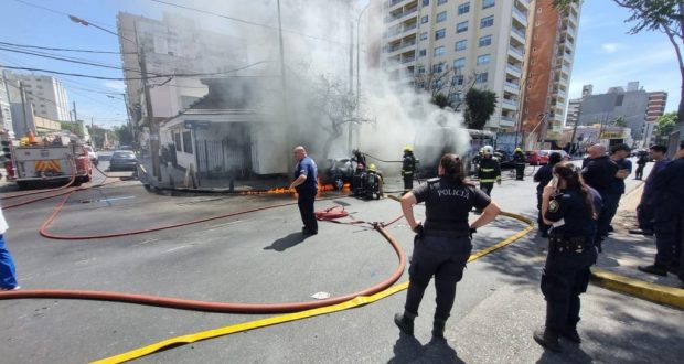 Choque e incendio: un motociclista muerto por cruzar las barreras bajas en Ramos Mejía