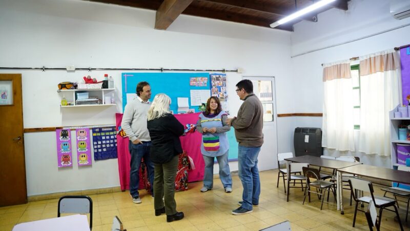 «A las escuelas las sostenemos en equipo»: Cerezo encabezó una recorrida en Villars, Plomer y Lozano