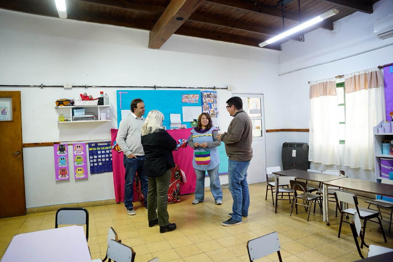 «A las escuelas las sostenemos en equipo»: Cerezo encabezó una recorrida en Villars, Plomer y Lozano